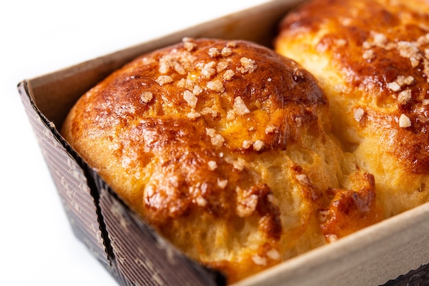 Pane brioche intrecciato al forno isolato su bianco