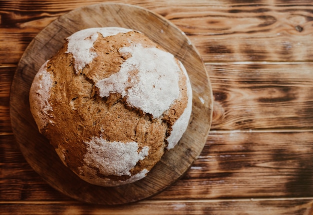 Pane caldo fresco su una tavola di legno