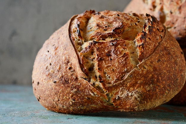 Pane casereccio appena sfornato fatto in casa a base di grano e farina integrale. Francese Pane appena sfornato.