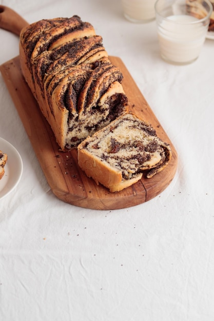 Pane casereccio dolce con semi di papavero