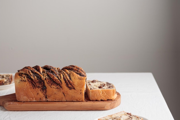 Pane casereccio dolce con semi di papavero