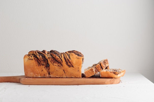 Pane casereccio dolce con semi di papavero