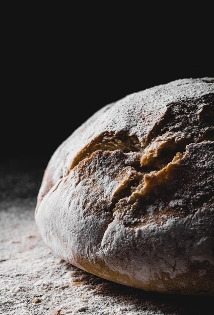 Pane casereccio scuro spolverato di farina