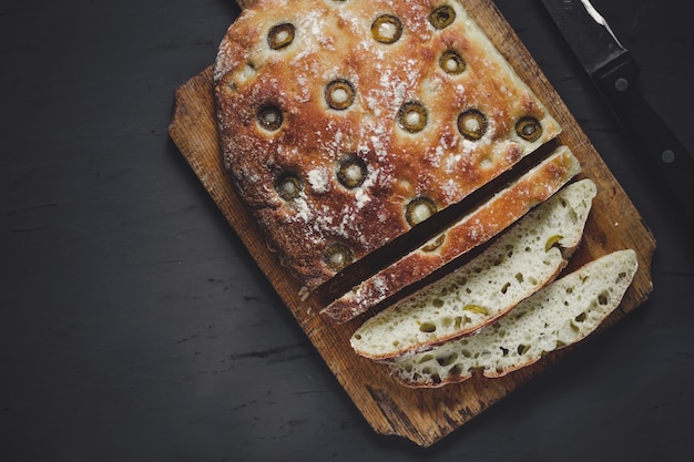 Pane ciabatta fatto in casa con olive