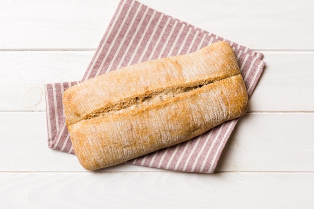 Pane ciabatta fresco su tovagliolo su fondo rustico Vista dall'alto del pane italiano