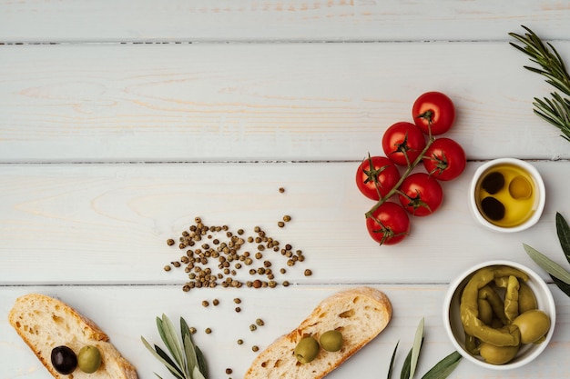 Pane ciabatta italiano con olio d'oliva su fondo di legno