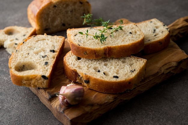 Pane ciabatta italiano con olive ed erbe aromatiche, da vicino