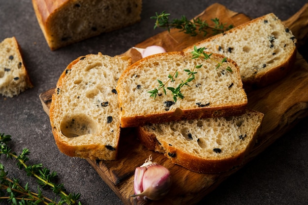 Pane ciabatta italiano con olive ed erbe aromatiche, da vicino