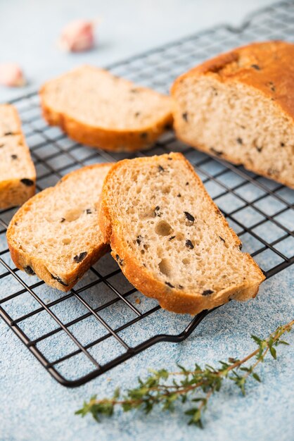 Pane ciabatta italiano fatto in casa con erbe aromatiche, aglio e olive, fuoco selettivo