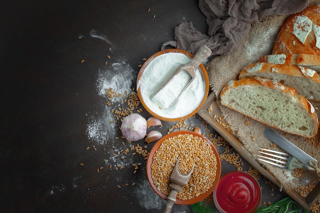 Pane con accessori da cucina sul tavolo