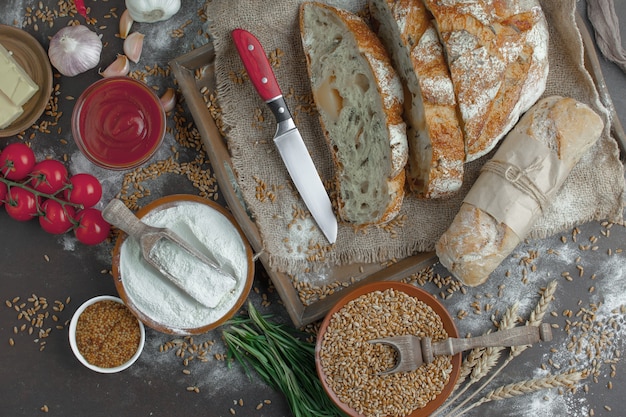 Pane con accessori da cucina sul tavolo