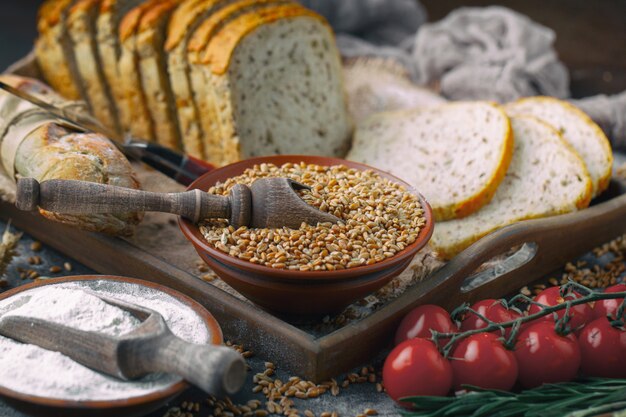 Pane con accessori da cucina sul tavolo