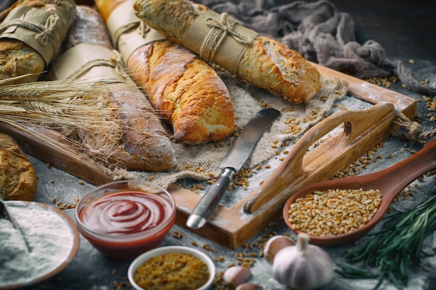 Pane con accessori da cucina sul tavolo