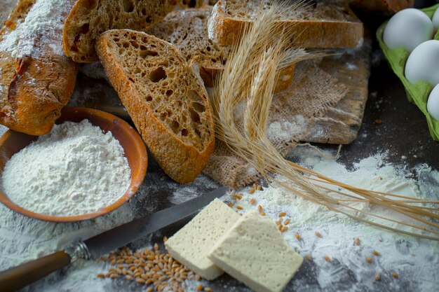 Pane con accessori da cucina sul tavolo