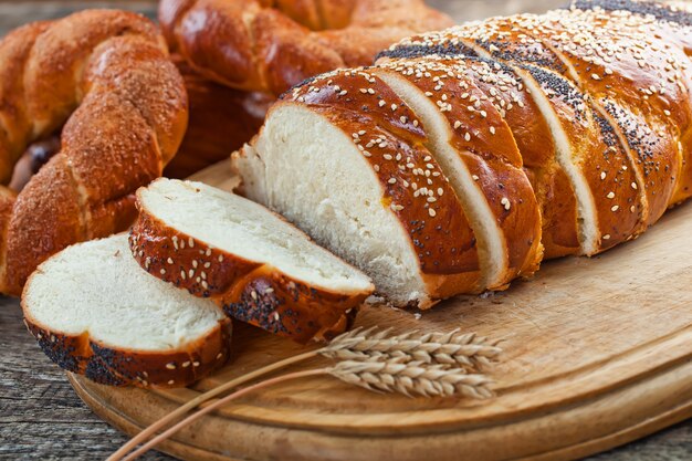 Pane con accessori da cucina sul tavolo