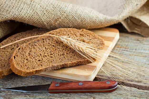 Pane con accessori da cucina sul tavolo