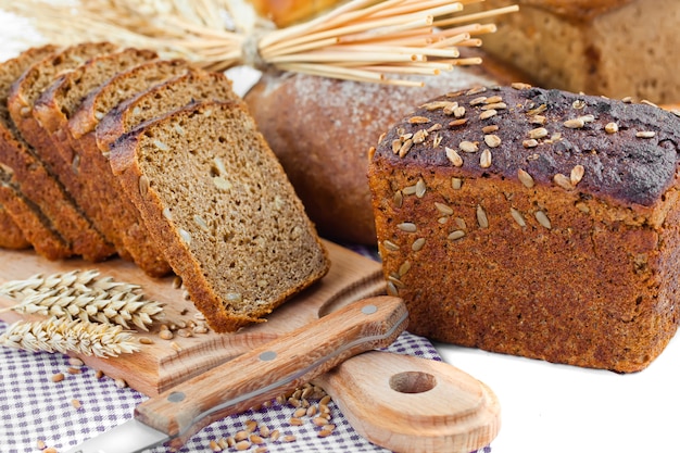 Pane con accessori da cucina sul tavolo