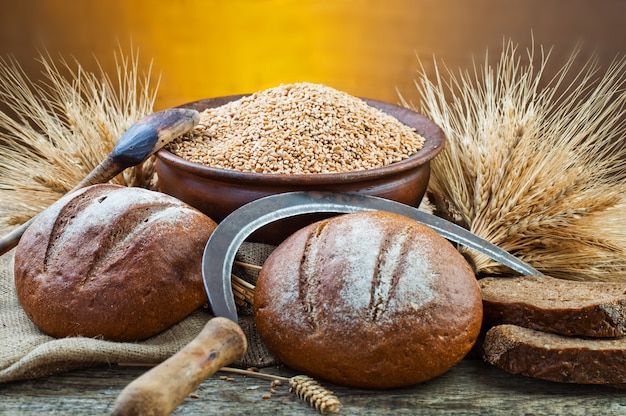 Pane con accessori da cucina sul tavolo