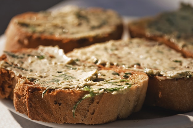 Pane con burro all'aglio