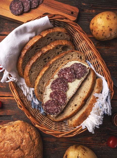 Pane con burro e salami a fette