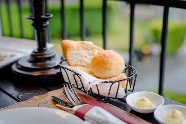 Pane con burro sul tavolo da pranzo.