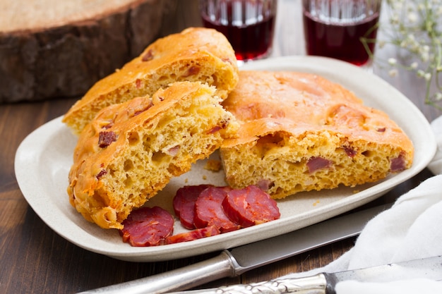 Pane con chourico sul piatto bianco