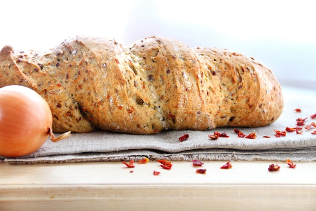 Pane con cipolla, paprika, cumino e aneto