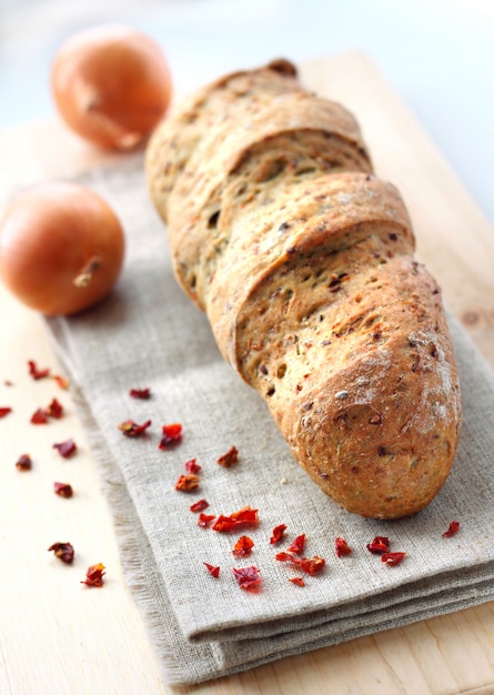 Pane con cipolla, paprika, cumino e aneto