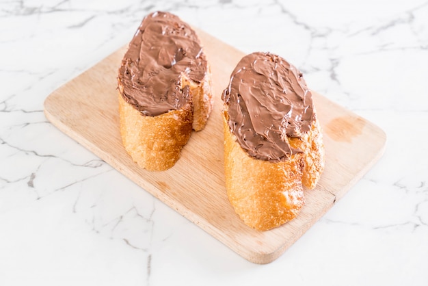 pane con crema di nocciole al cioccolato