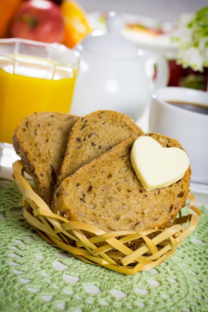 Pane con cuore di burro, uova fritte con pancetta.