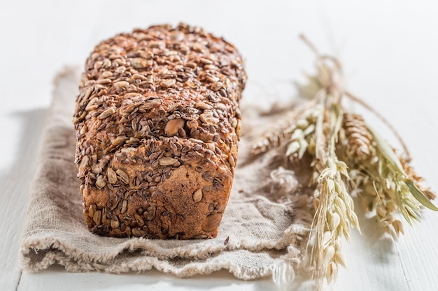 Pane con diversi chicchi e spighe di grano a colazione