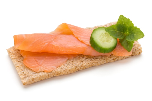 Pane con filetto di salmone fresco isolato su sfondo bianco, vista dall'alto.