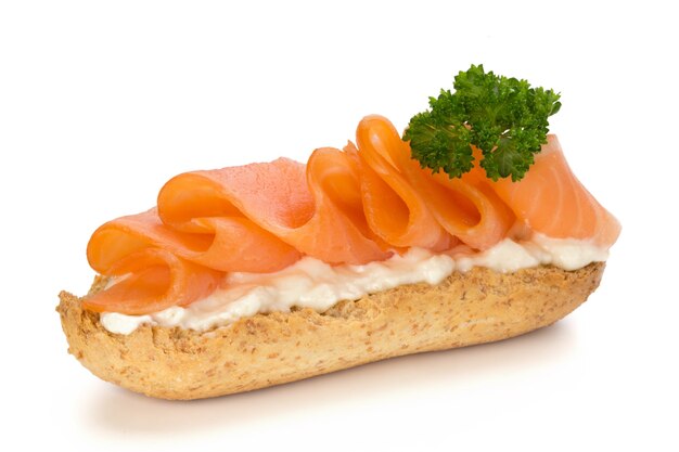 Pane con filetto di salmone fresco isolato su superficie bianca, vista dall'alto.