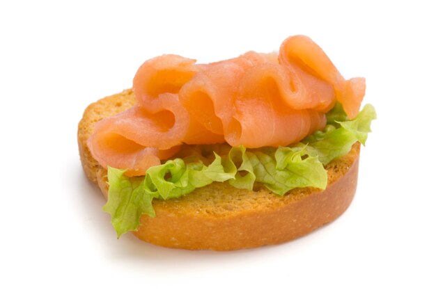 Pane con filetto di salmone fresco isolato, vista dall'alto.