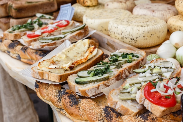 Pane con formaggio, cetrioli, pomodori sul tavolo da picnic