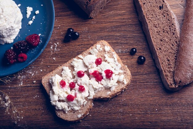 Pane con formaggio e frutti rossi