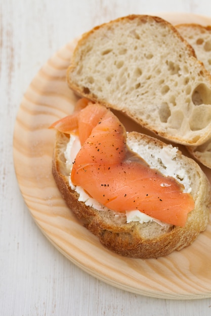 Pane con formaggio e salmone affumicato