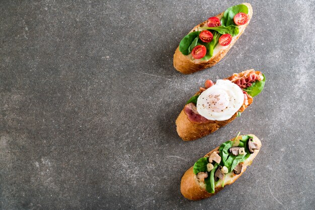 pane con funghi rucola, pomodori rucola e uova di pancetta