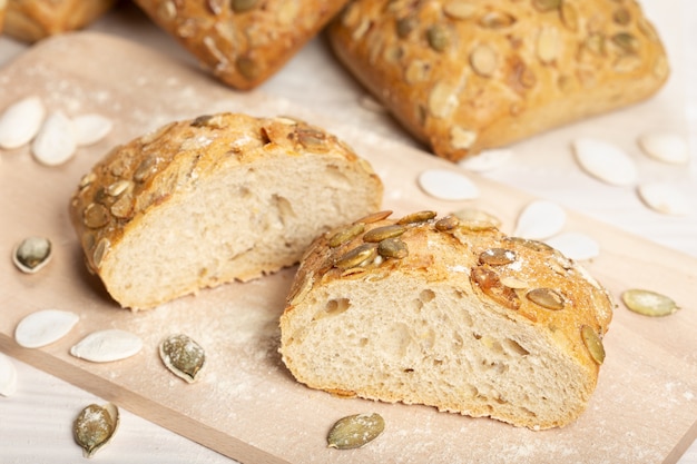 Pane con i semi di zucca sul tagliere