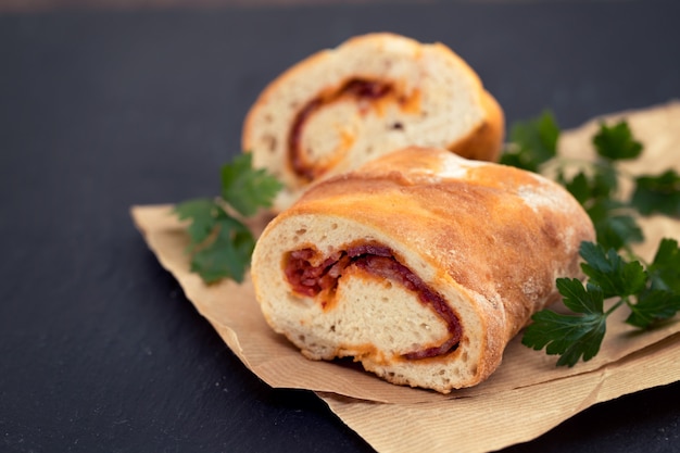 Pane con la salsiccia affumicata sul piatto