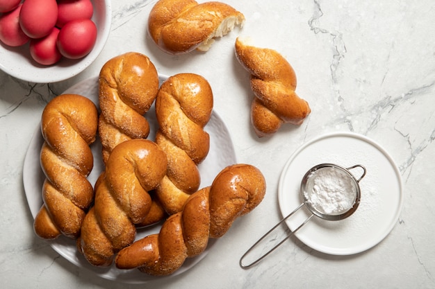 Pane con le uova di Pasqua su una zolla