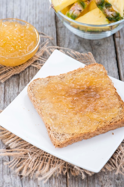 Pane con marmellata di ananas