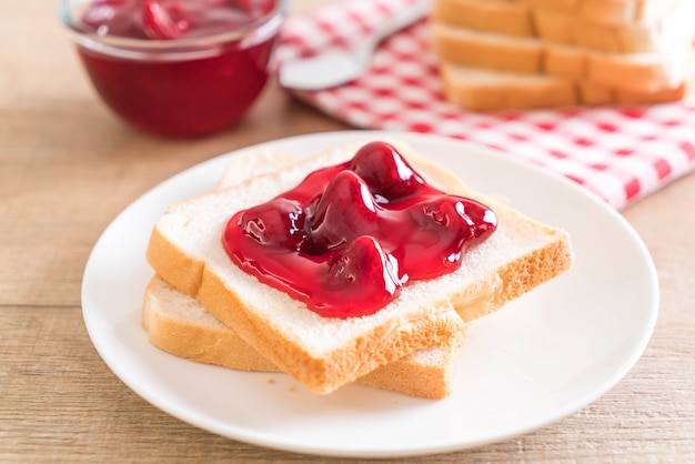 pane con marmellata di fragole