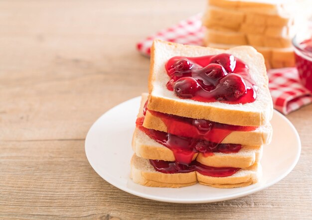 pane con marmellata di fragole