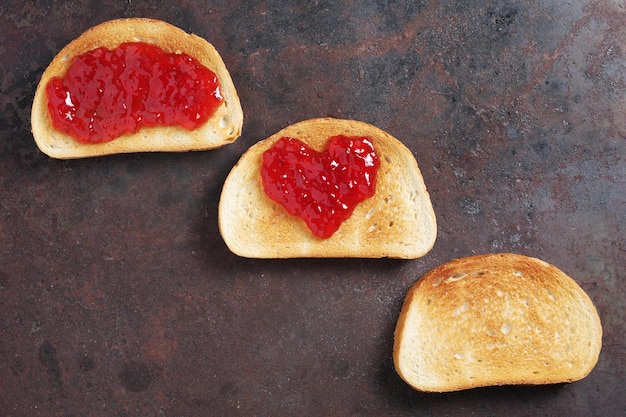 Pane con marmellata di fragole