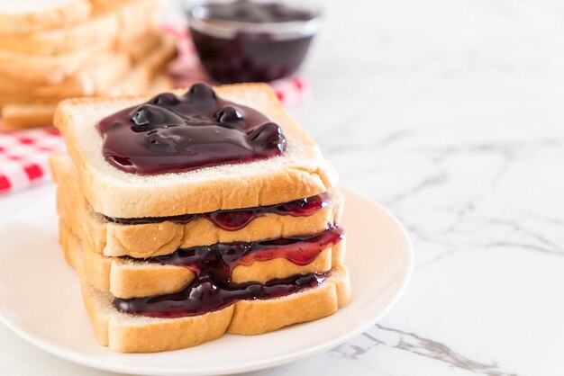 pane con marmellata di mirtilli