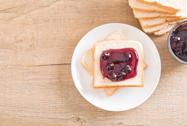 pane con marmellata di mirtilli