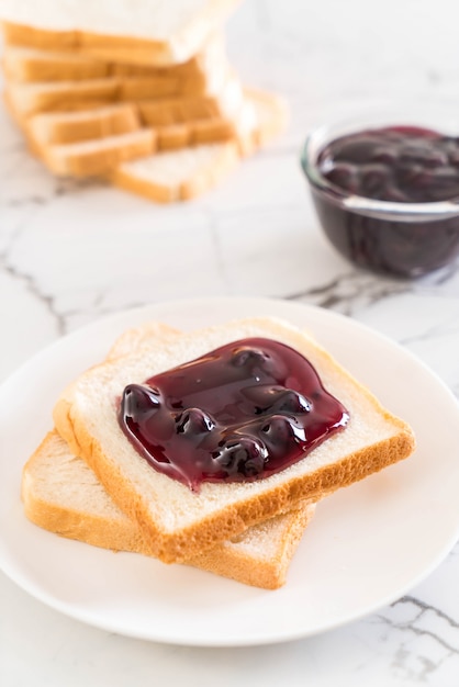 pane con marmellata di mirtilli