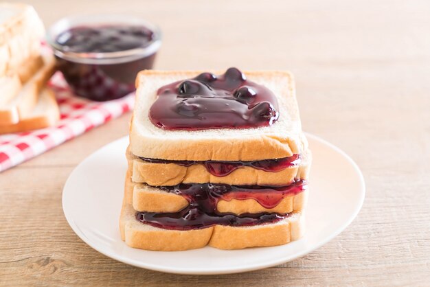 pane con marmellata di mirtilli