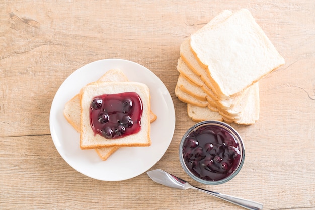 pane con marmellata di mirtilli